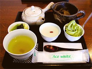 同僚と近くで午後茶